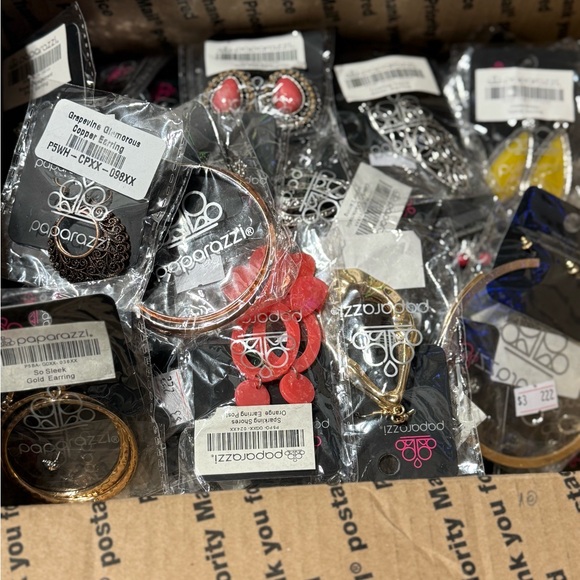 PAPARAZZI: EARRINGS HUGE LOT - Picture 4 of 6